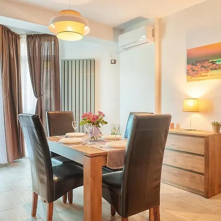 Ramina N Pool Apartment